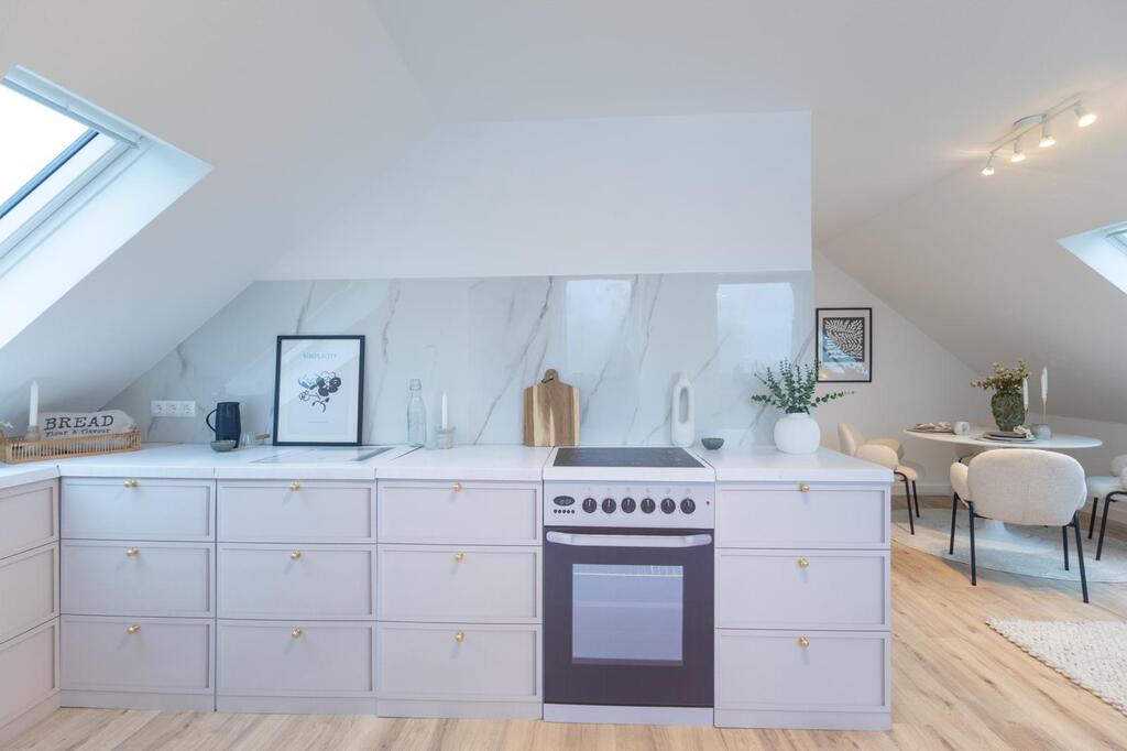 Küchenattrappe aus Pappe – leicht und modular aufgebaut