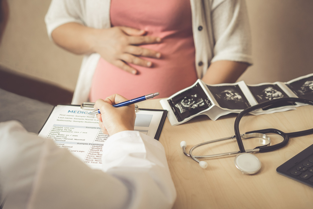Schwangere Patientin bei einer Vorsorgeuntersuchung in der Frauenarztpraxis für Geburtshilfe und Schwangerschaftsbetreuung in Hildesheim.