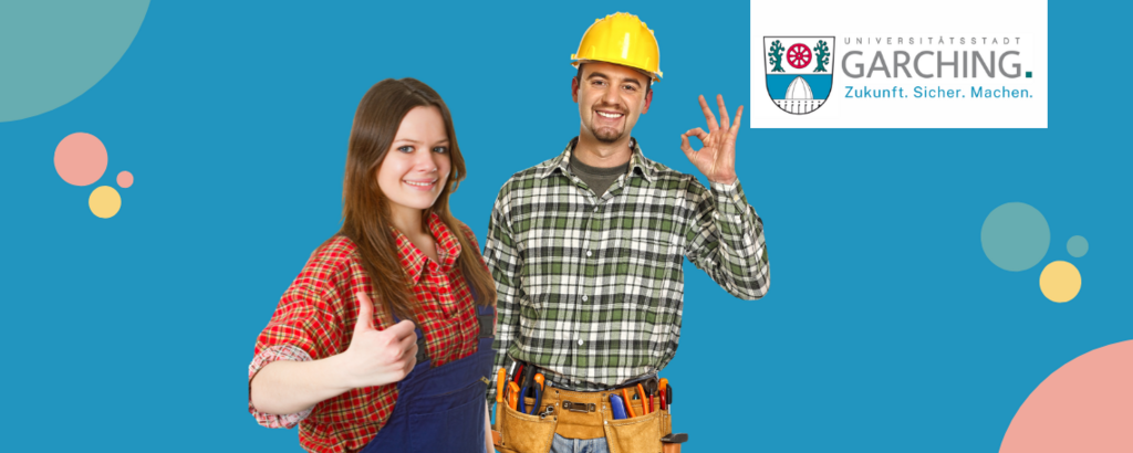 Zwei junge Fachkräfte stehen lächelnd vor dem Logo der Stadt Garching