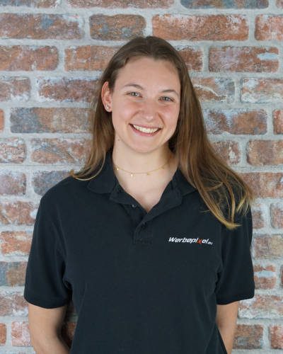 Freundliches Mitarbeiterporträt von Michelle Sahin, der Social Media Managerin von Werbepixel, die in die Kamera lächelt.