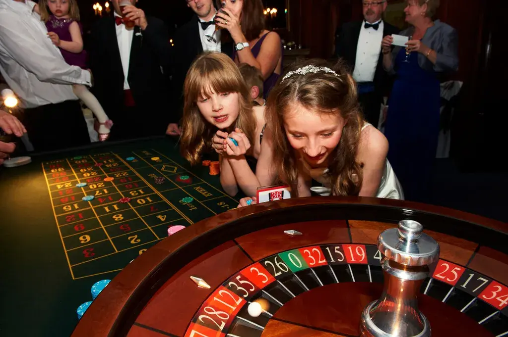 Zwei Mädchen beobachten gespannt den Roulette-Kessel