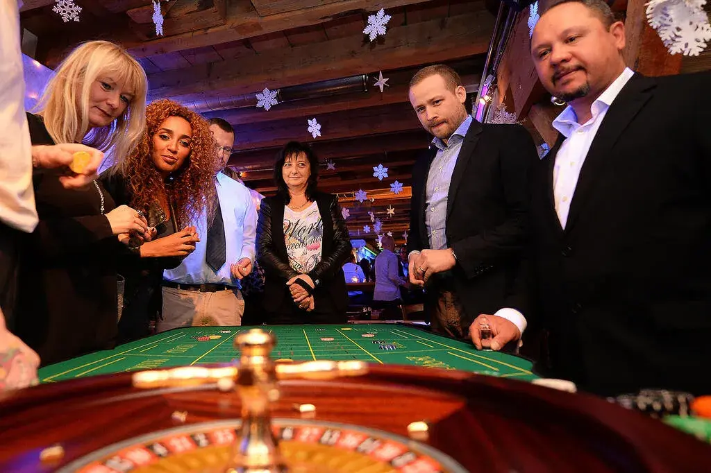 Gäste am Roulette-Tisch bei einem winterlichen Casino-Event