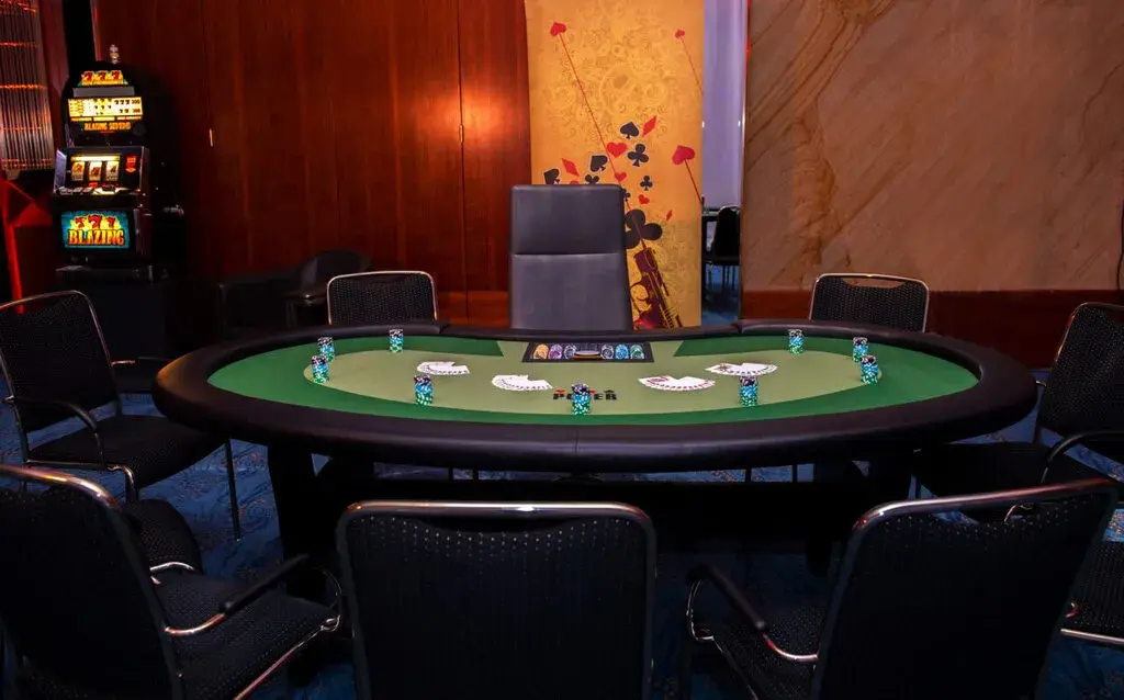 Hochwertiger Black-Jack-Tisch mit Karten und Chips bereit für ein Casino-Event