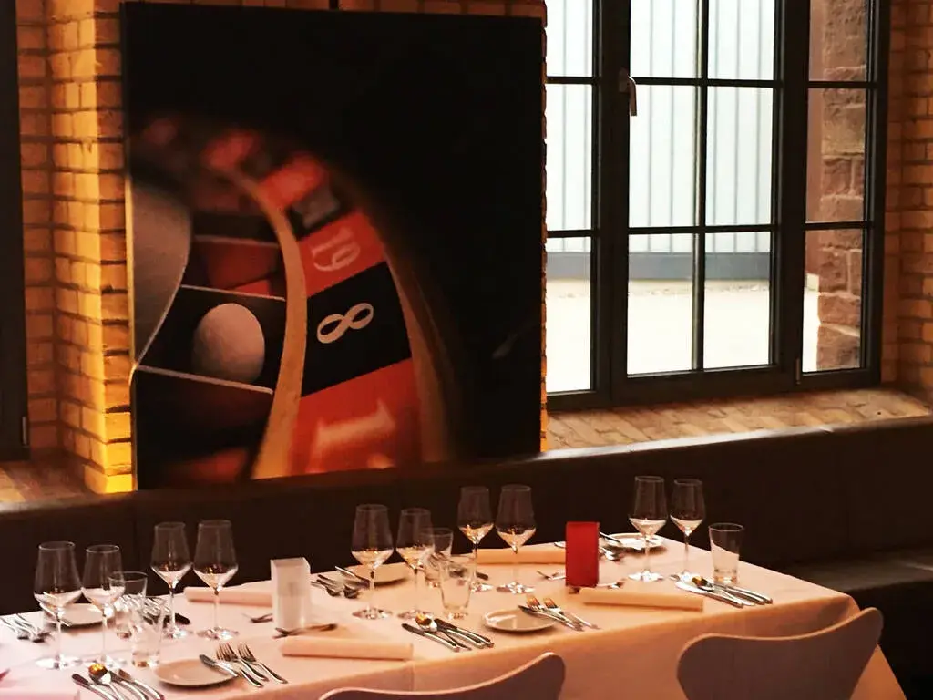 Elegant gedeckter Tisch in Eventlocation mit Roulette-Projektion – Casino-Event mieten für Firmenessen