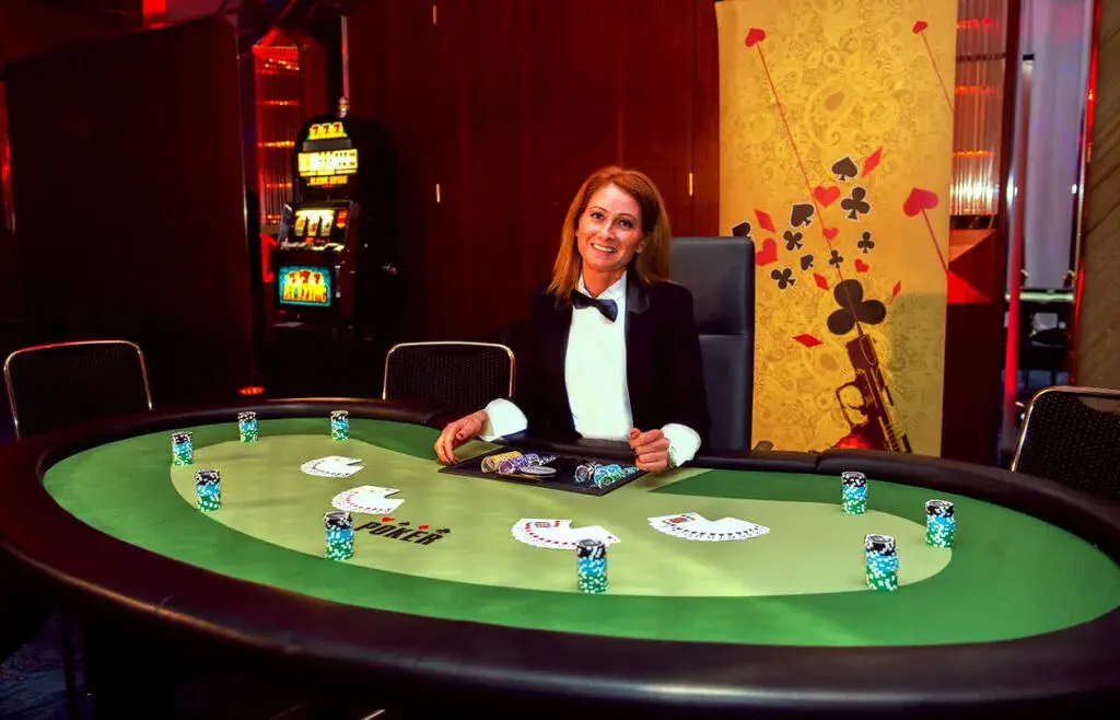 Professionelle Croupierin am Black-Jack-Tisch – Spieltisch mit Croupier
