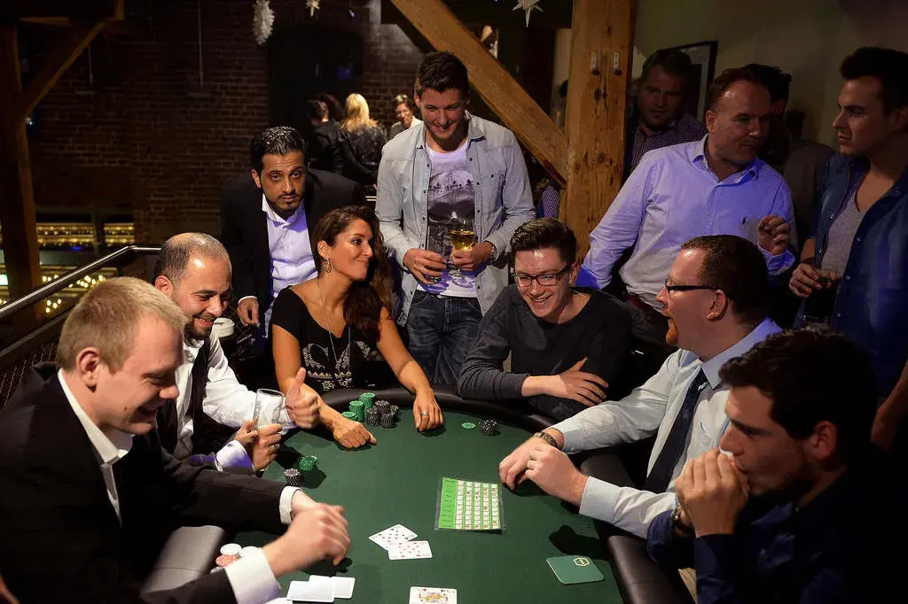 Begeisterte Gruppe spielt Black Jack in rustikaler Eventlocation – mobiles Casino
