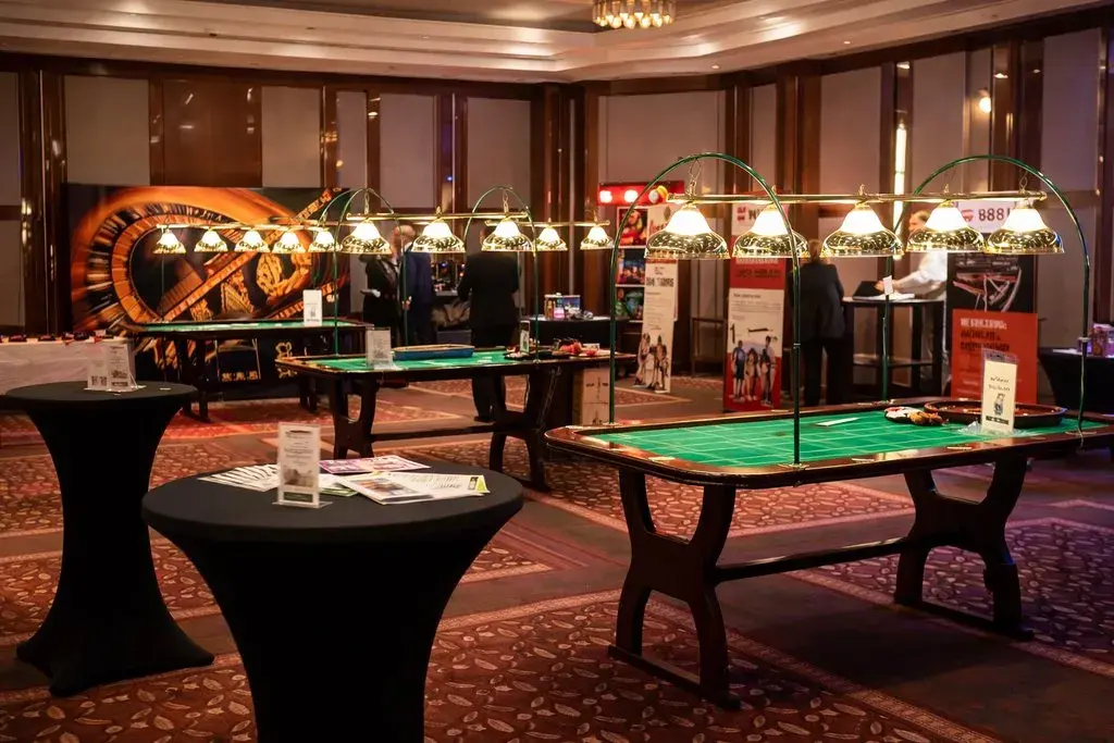 Aufgebaute Casino-Spieltische in Eventlocation