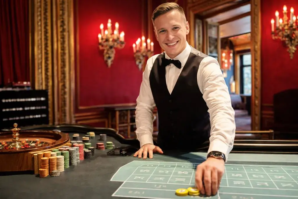 Professioneller Croupier am Spieltisch in elegantem Ambiente