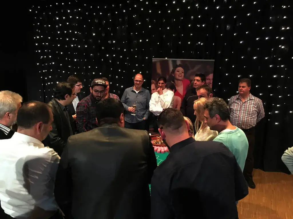 Große Eventlocation mit Casino-Setup und Bühnenbeleuchtung