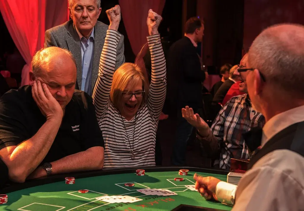 Begeisterte Gäste feiern Gewinn am Casino-Tisch