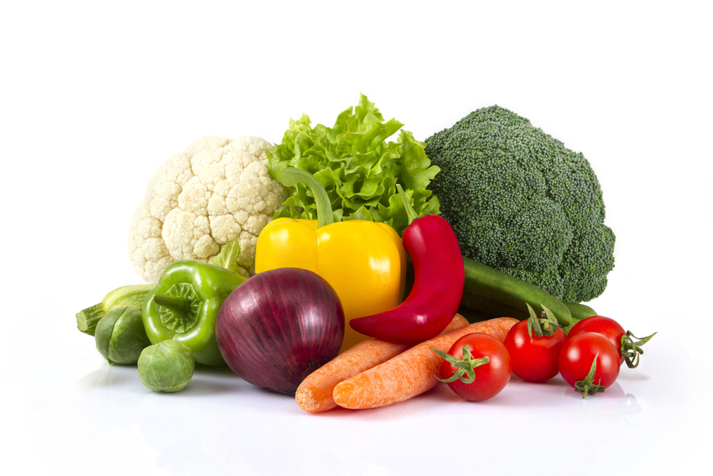 Frisches Gemüse wie Brokkoli, Möhren, Tomaten und Paprika.