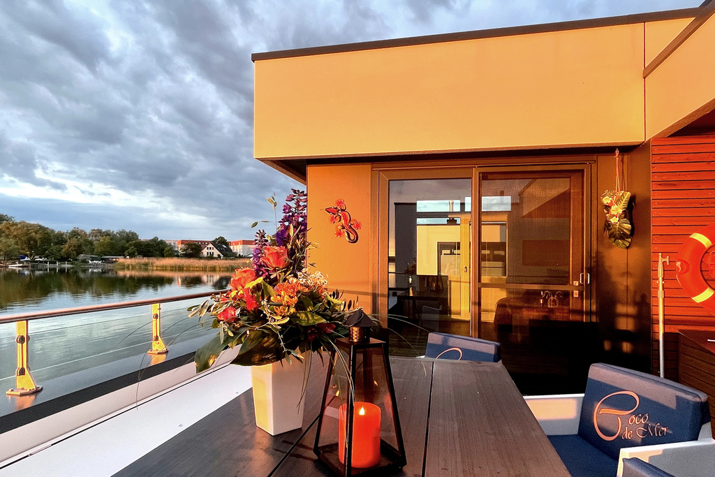 Terrasse der Wasservilla Coco de Mer mit Blick auf den Saaler Bodden – privates Hausboot an der Ostsee in ruhiger Lage