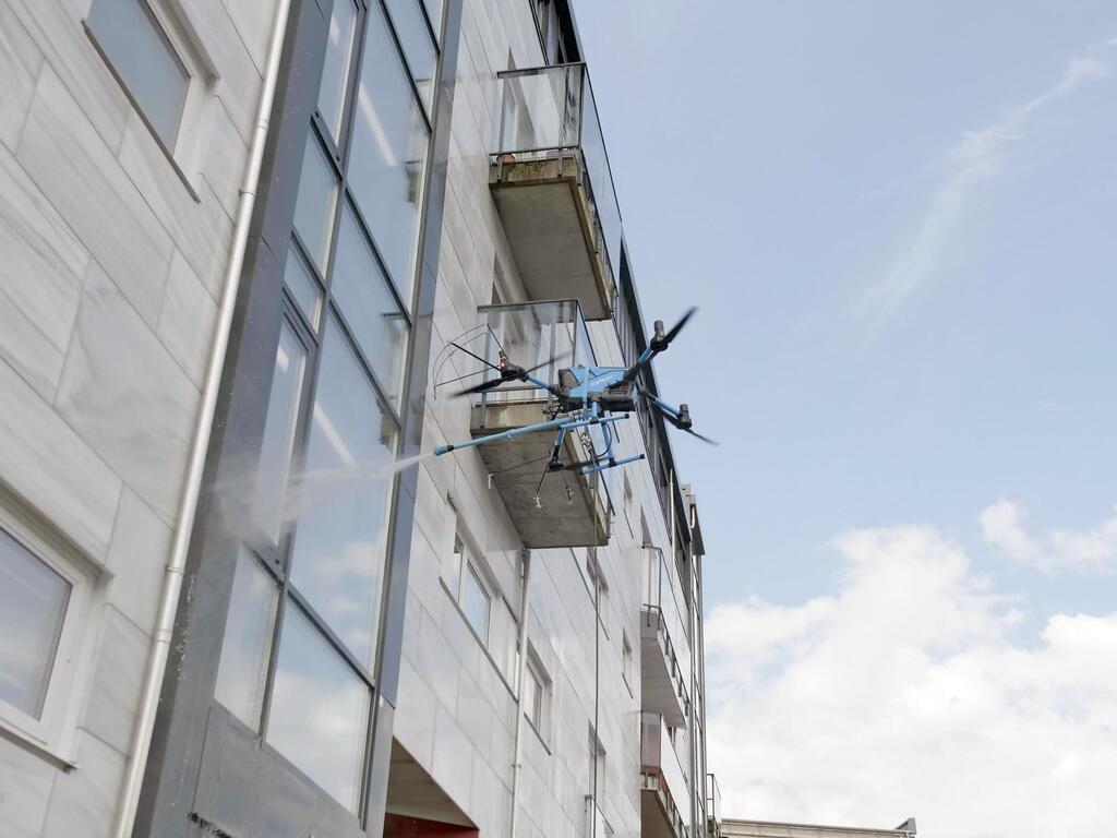 Mitarbeiter der Compakt Service GmbH reinigt einen Raum mit Parkettboden und Flügel mit einem Bodenwischer – professionelle Unterhaltsreinigung im Einsatz.