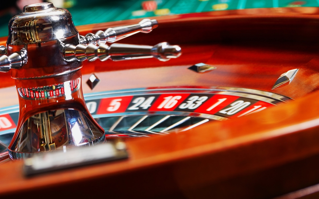 Hochwertiger Roulette-Tisch in elegantem Ambiente