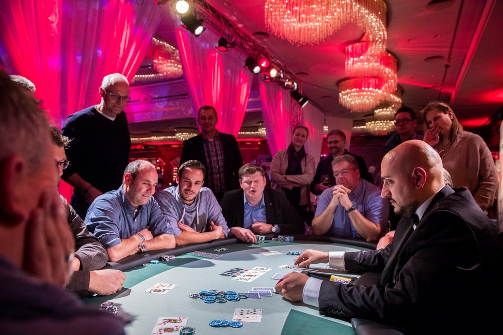 Elegantes Paar in Abendgarderobe am Casino-Tisch
