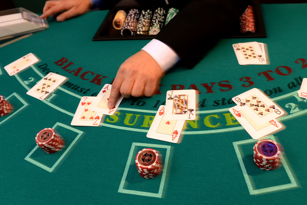 Croupier zeigt Blackjack-Karten auf professionellem Spieltisch bei einem mobilen Casino-Event von Rent-A-Casino