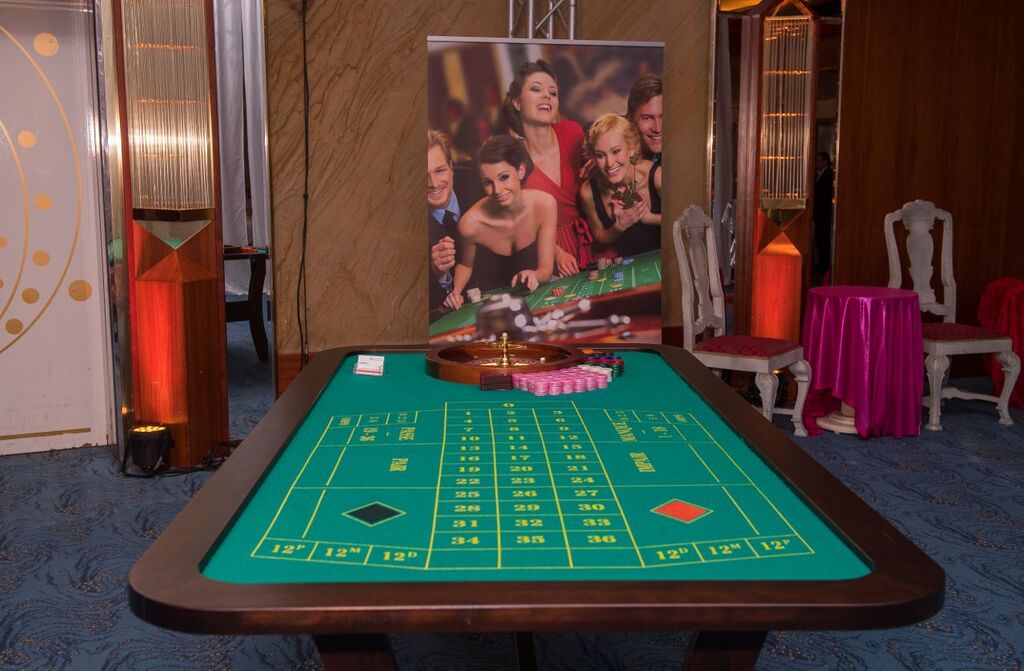 Hochwertiger Poker-Tisch mit Stühlen