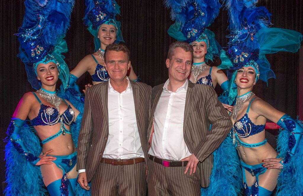 Showgirl in glitzerndem Kostüm mit Federschmuck