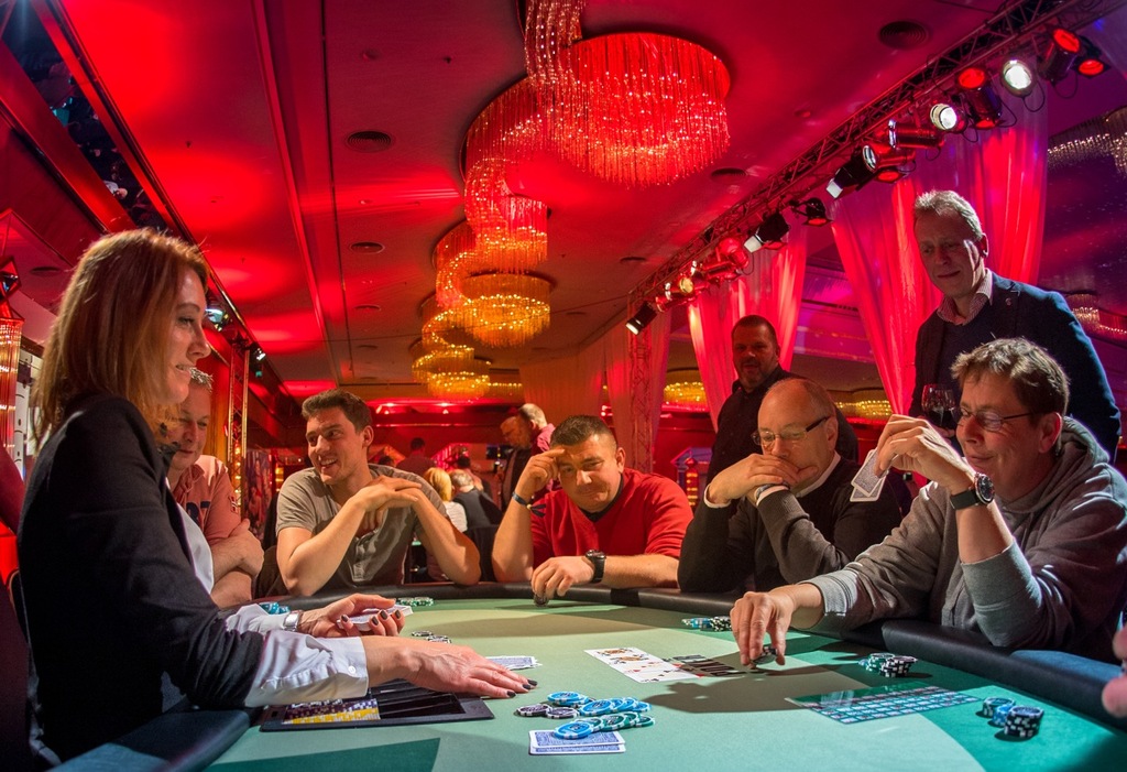  Eleganter Croupier am Roulette-Tisch