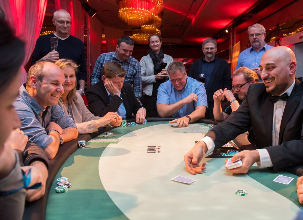 14:56Claude hat geantwortet: Ausgelassene Stimmung am Pokertisch mit lachenden Gästen und Croupier bei einem mobilen Casino-Event von Rent-A-CasinoAusgelassene Stimmung am Pokertisch mit lachenden Gästen und Croupier bei einem mobilen Casino-Event von Rent-A-Casino