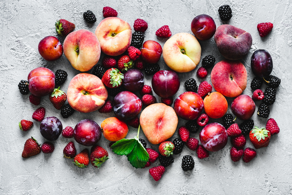 Frisches Obst in zwei Pflechtkörben.