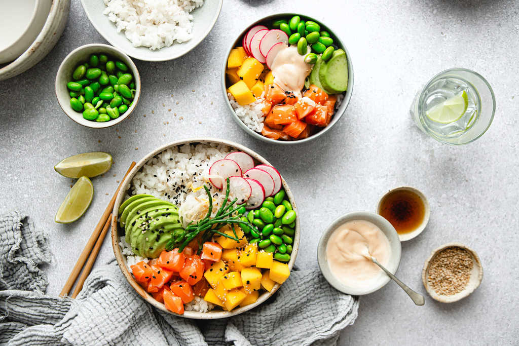 Eine Reisbowl mit Avocado, Mango, Edamame und vielem mehr.