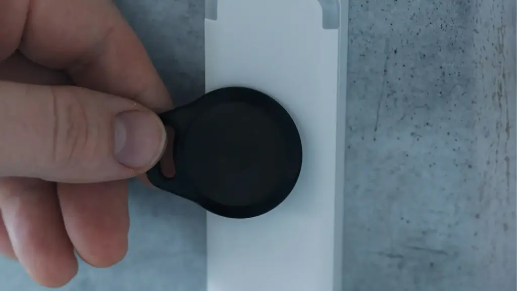 RFID-Chip wird zum Öffnen an eine Tür gehalten