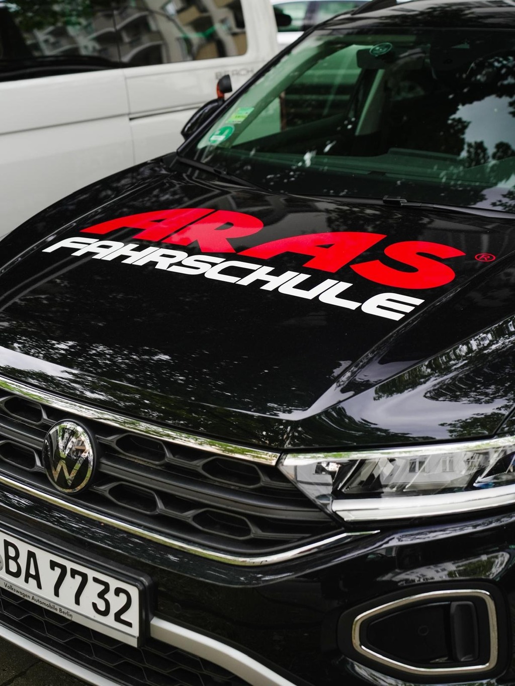 Auto mit Fahrschule Aras Logo
