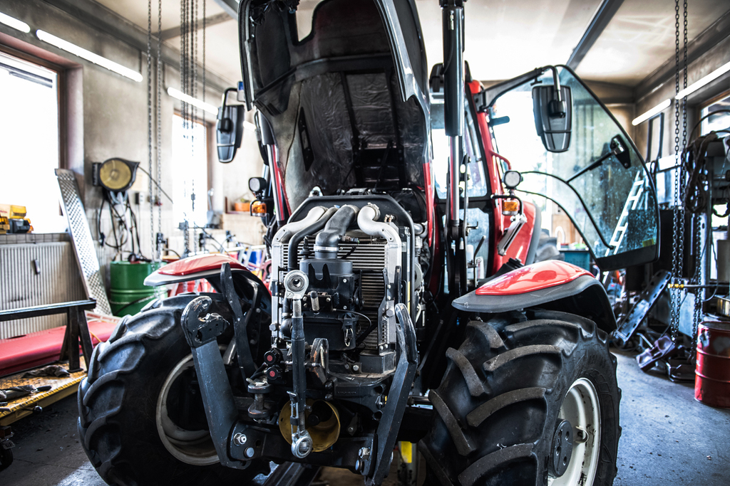 Landtechnik Schaflitzel Lindner Traktor in Werkstatt Front