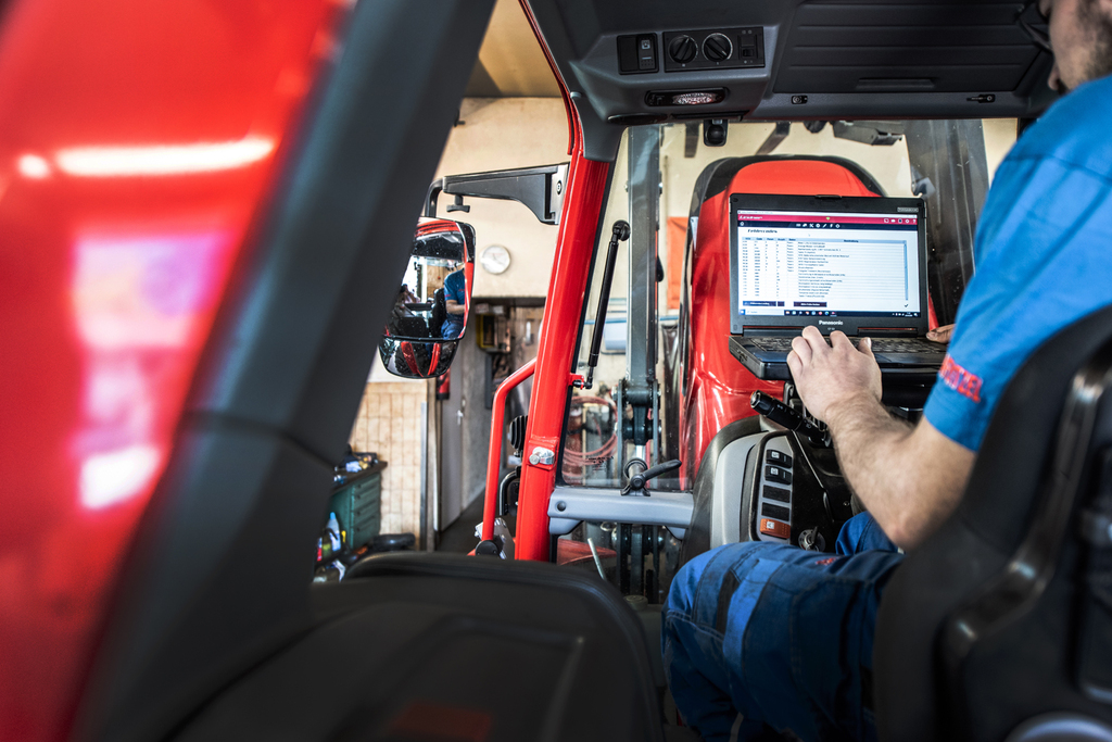 Landtechnik Schaflitzel Lindner Traktor in Werkstatt2