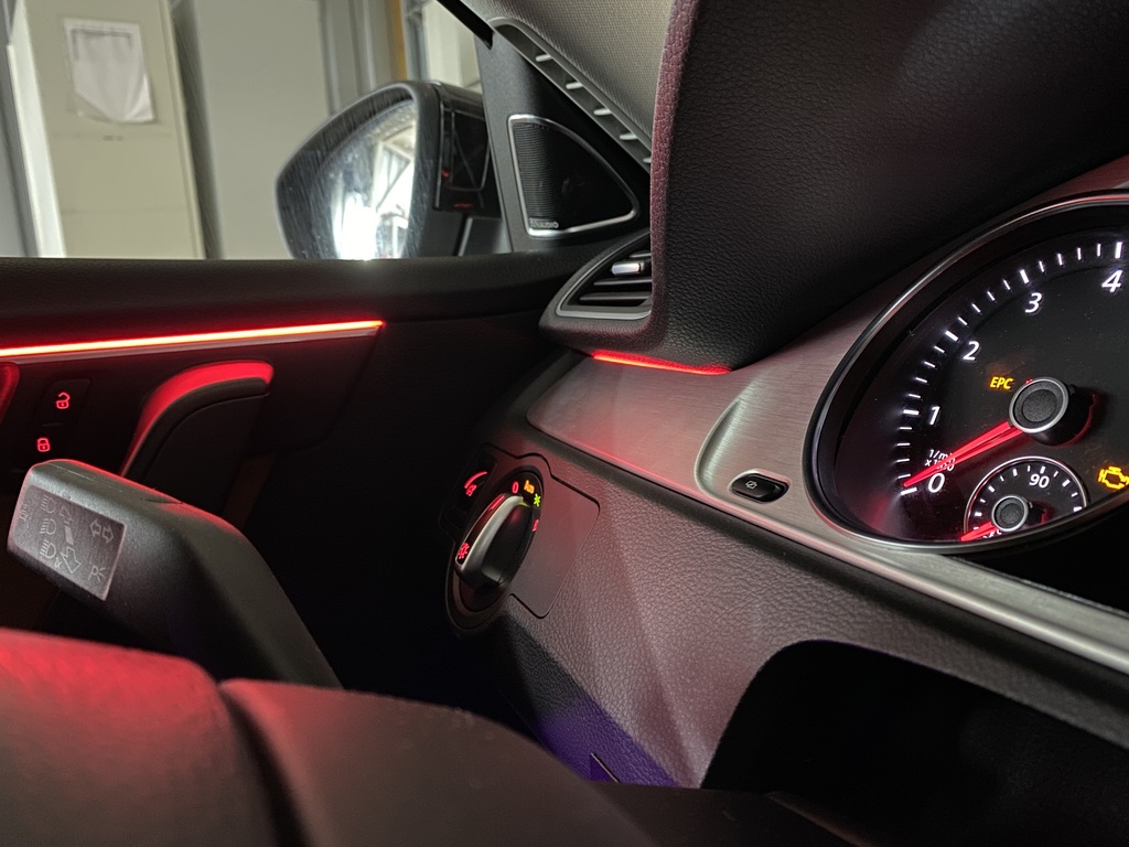 Einbau einer Ambientebeleuchtung im Seat Leon bei Deadperformance Berlin