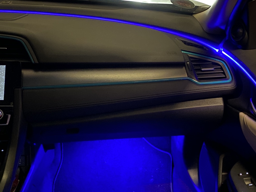 Innenraum beim Honda mit eingeschalteter Ambientebeleuchtung