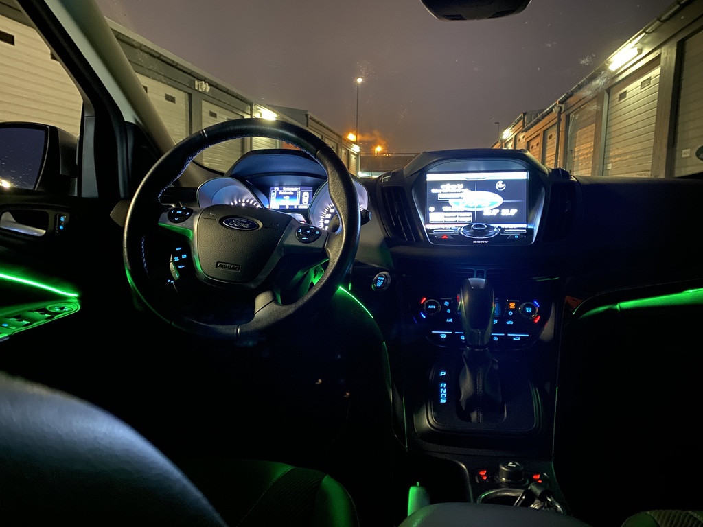 Innenraum bei Nacht mit eingeschalteter Ambientebeleuchtung im Ford