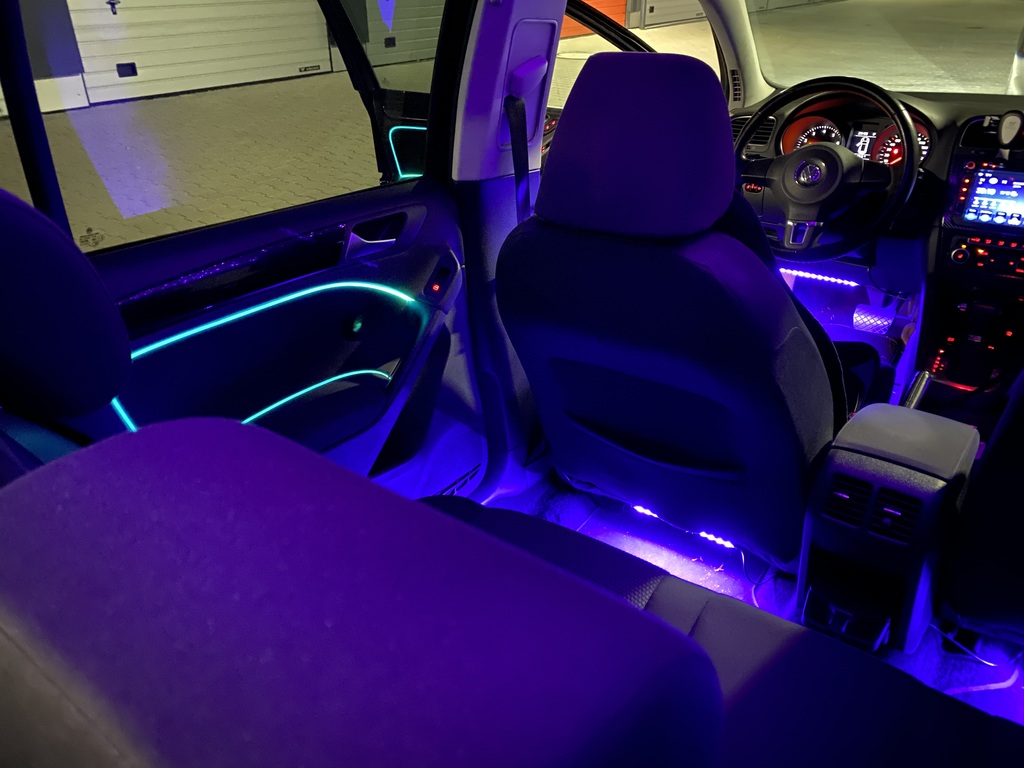 Einbau einer Ambientebeleuchtung in der Werkstatt Deadperformance Berlin im VW