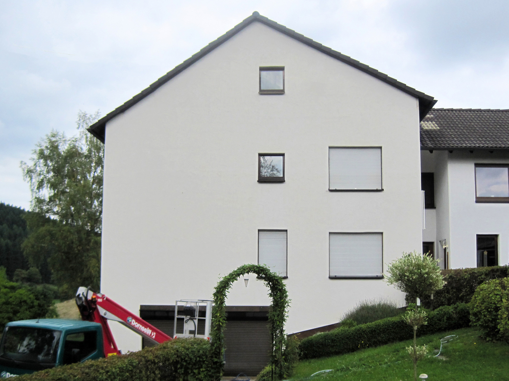 Reinigung einer durch Witterung verschmutzten Fassade