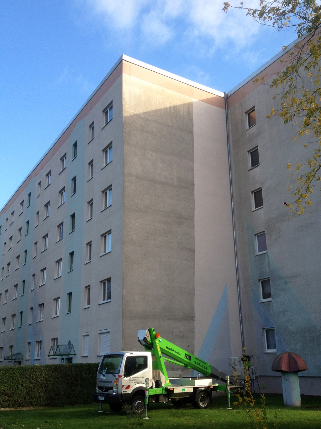 Reinigung einer durch Witterung verschmutzten Fassade