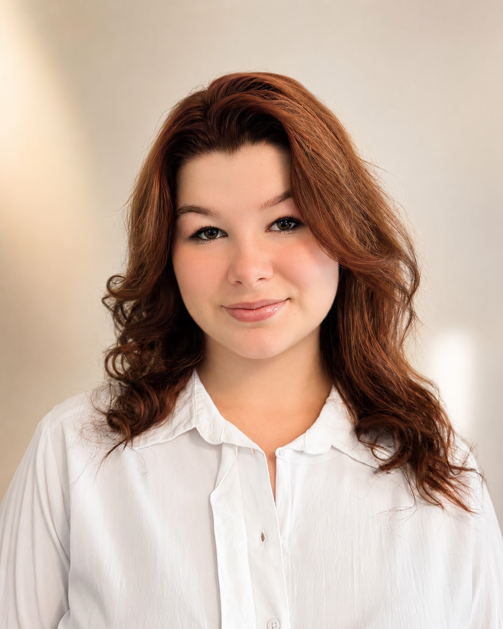 Portraitfoto von Friseurmeisterin Gulnara Julia Kahler in ihrem Friseursalon in Hamburg Schnelsen