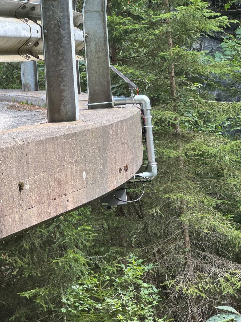 Screenshot von GeoSense AI Plattform der Innsbruck und die Nordkette zeigt: Anschwellende Bäche und steigene Pegelstände in Echtzeit