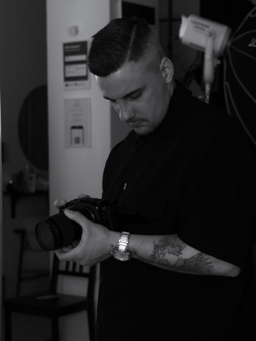 Eric Garstka mit der Kamera am Set einer Fashion-Produktion