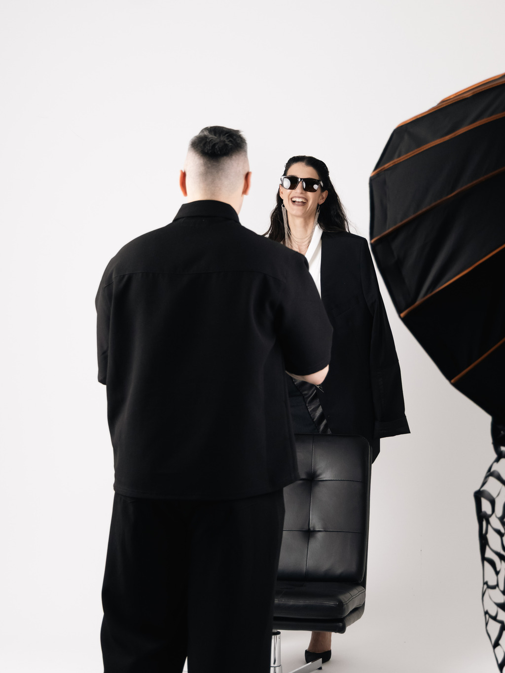 Eric Garstka im Gespraech mit einem Model vor dem Studio-Setup