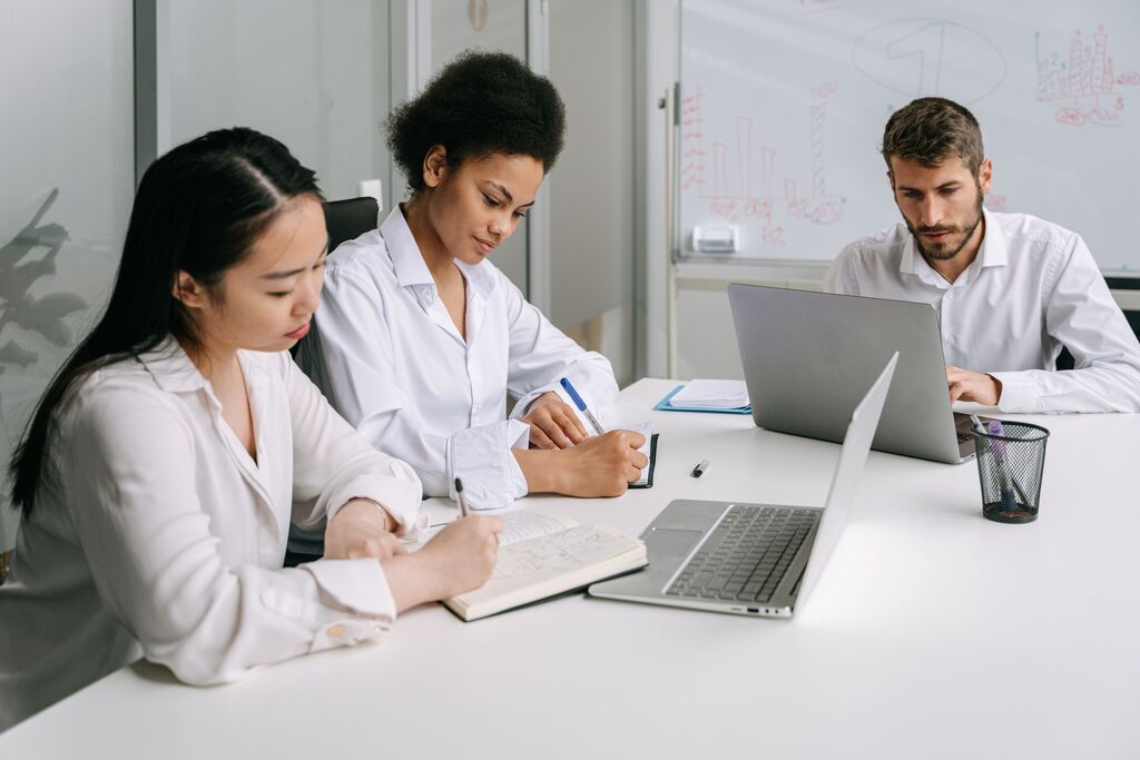 Laborteam schaut auf einen Laptop