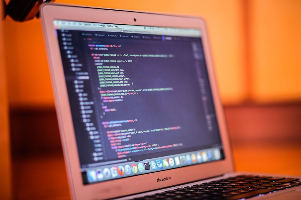Fokussierter Shot eines Laptops, der Code anzeigt.