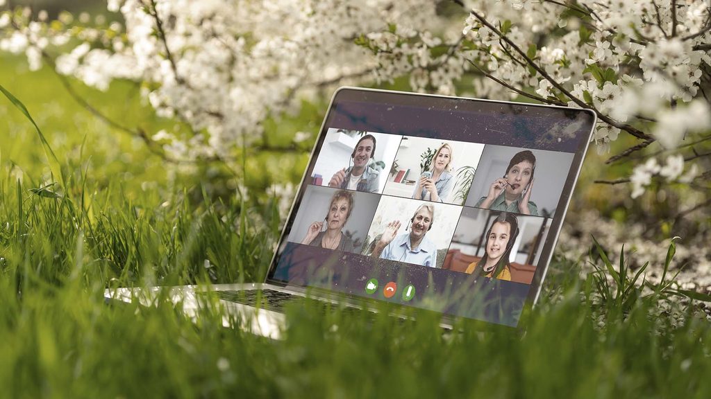 Videokonferanse på pc som står ute på gresset