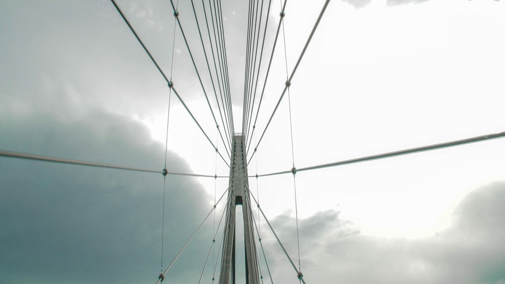 Vaierne på Helgelandsbrua som går opp mot et av tårnene