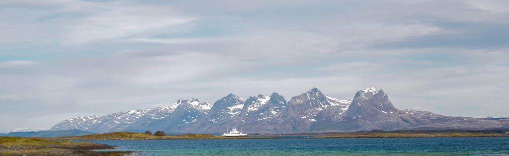 Fjellet de syv søstre med ferge foran fjellet