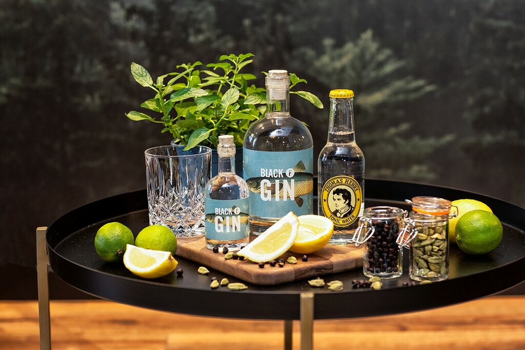 Bild von einem stehenden Mann am Schreibtisch, der einer Frau die Hand reicht