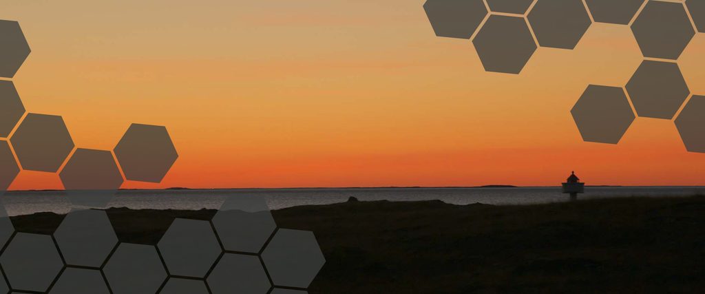 Orange solnedgang med et lite fyr i forgrunnen