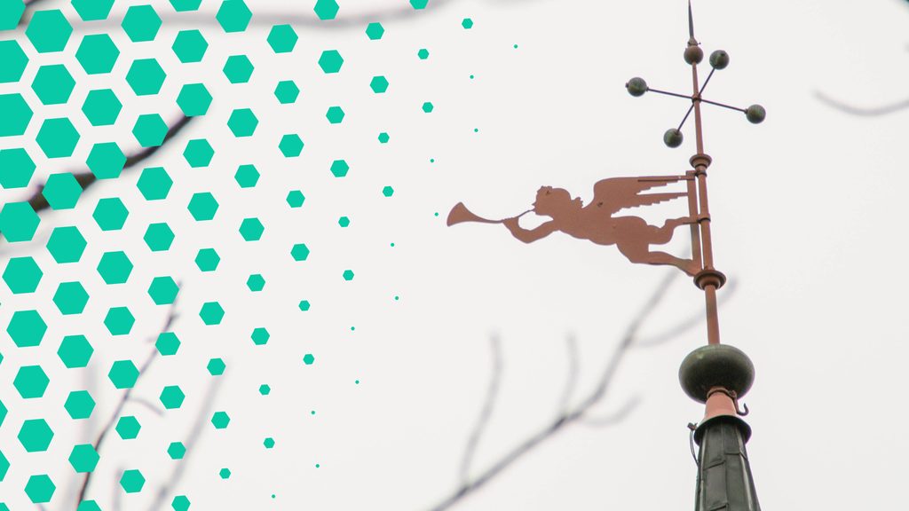 Engel med horn i toppen av Søvik kirke