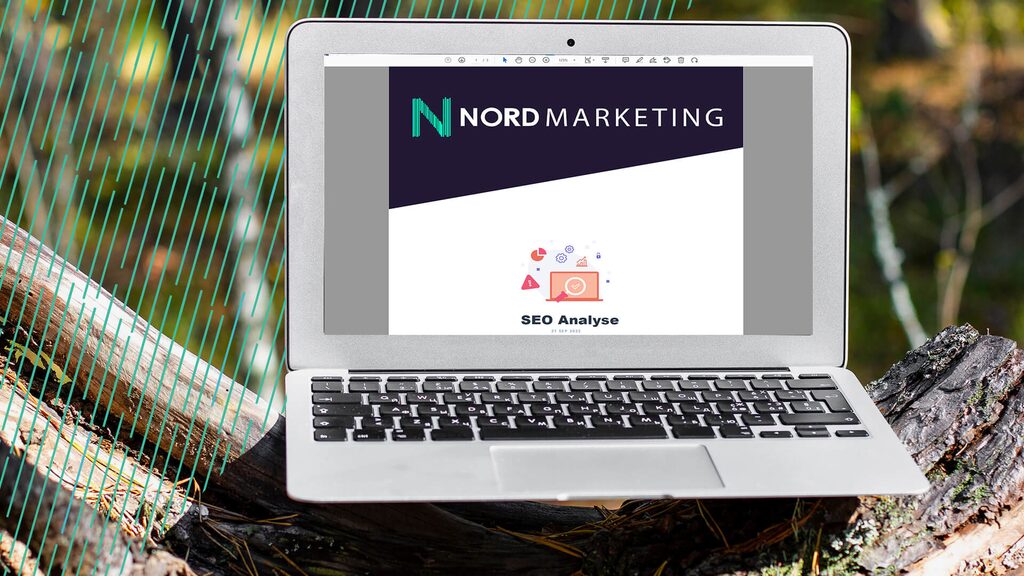 PC som står på en stubbe ute i skogen med en SEO Analyse fra NordMarketing på skjermen