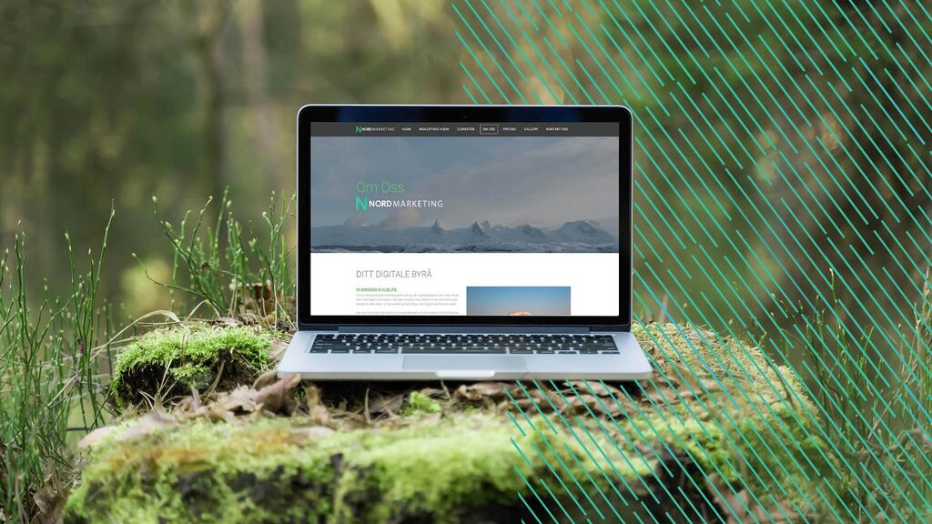 PC ute i skogen med nettsiden til NordMarketing på